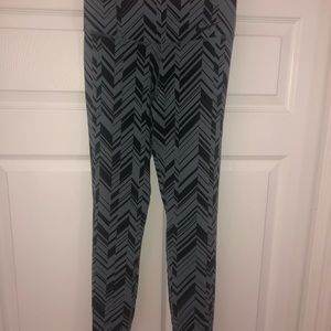NWOT NIKE LEGGINGS YOGA PANTS GRAY AND BLACK SZ XS